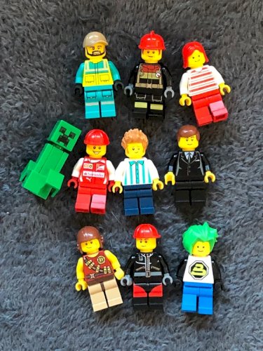 Vrac de pièces de Lego plus 10 figurines