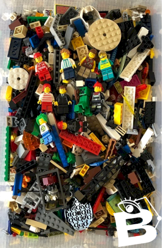 Vrac de pièces de Lego plus 10 figurines