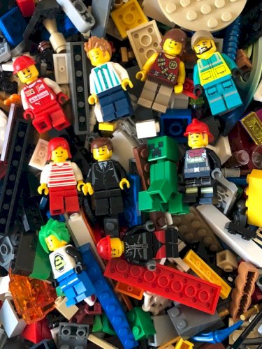 Vrac de pièces de Lego plus 10 figurines