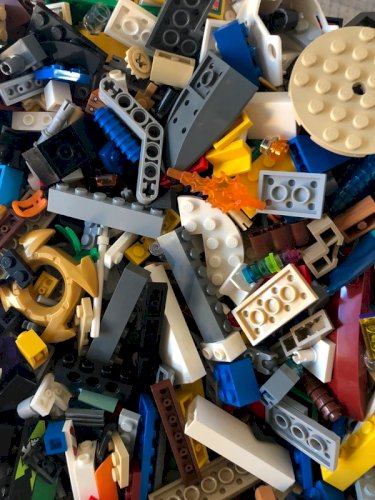 Vrac de pièces de Lego plus 10 figurines