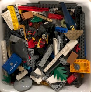 Bulk of Lego pieces plus 2 figurines