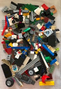 Bulk Lego pieces plus 2 figurines
