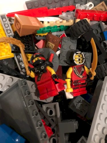 Vrac de pièces de Lego plus 2 figurines