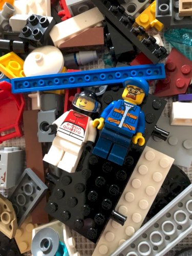 Vrac de pièces de Lego plus 2 figurines