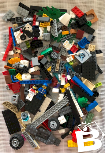 Vrac de pièces de Lego plus 2 figurines