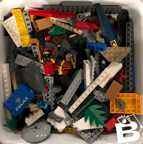 Vrac de pièces de Lego plus 2 figurines