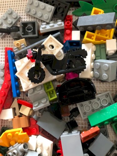 Vrac de pièces de Lego plus 2 figurines