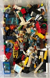 Bulk of Lego pieces plus 9 figurines