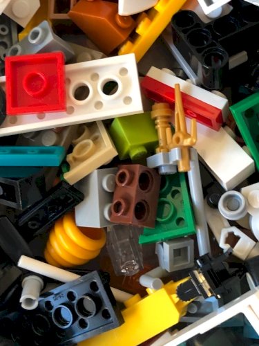 Vrac de pièces de Lego plus 9 figurines