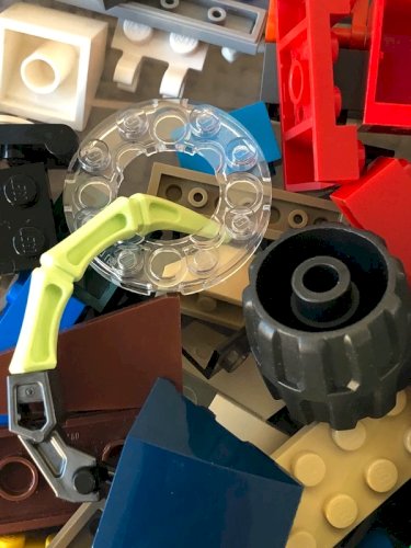 Vrac de pièces de Lego plus 9 figurines
