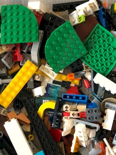 Vrac de pièces de Lego plus 9 figurines