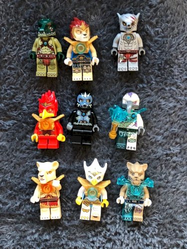 Vrac de pièces de Lego plus 9 figurines