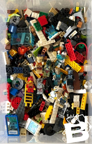 Vrac de pièces de Lego plus 9 figurines