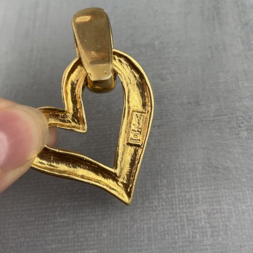 YSL Yves Saint Laurent pendentif coeur doré bijou de luxe vintage intemporel