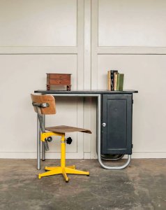 Yvan, the wooden desk No. 441