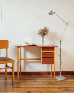 Yvan, the wooden desk No. 445