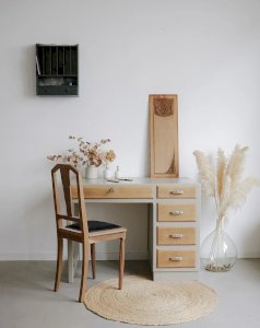 Yvan, the wooden desk No. 459