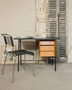 Yvan, the wooden desk No. 460