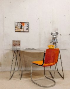 Yvan, the metal desk No. 189