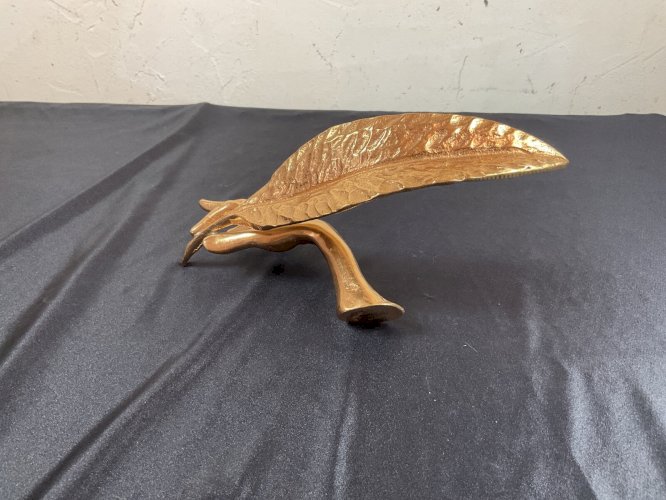 Yves Lohé, né en 1947. Main à la plume. Sculpture en bronze.