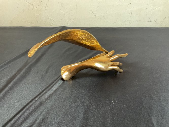 Yves Lohé, né en 1947. Main à la plume. Sculpture en bronze.