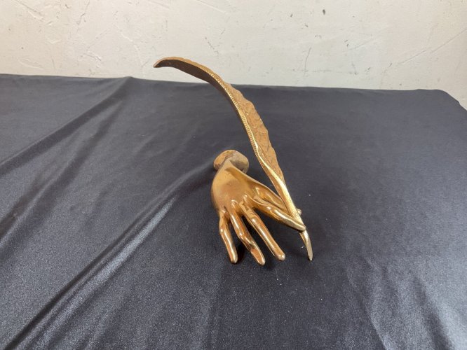 Yves Lohé, né en 1947. Main à la plume. Sculpture en bronze.