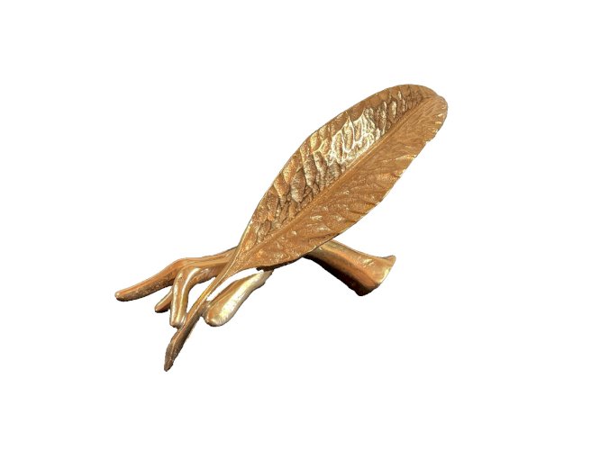 Yves Lohé, né en 1947. Main à la plume. Sculpture en bronze.